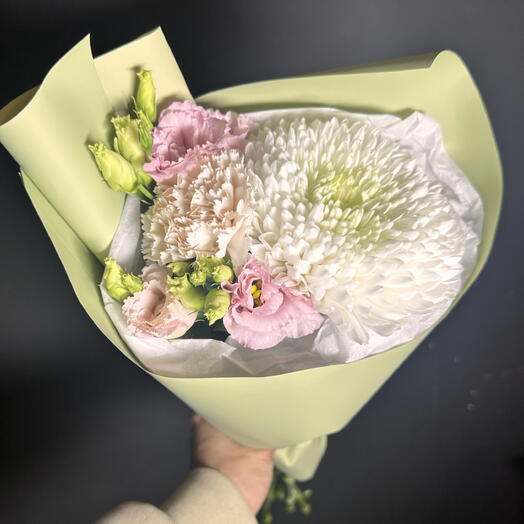 Букет-комплимент с хризантемой, эустомой и диантусом / цветы в Калининграде