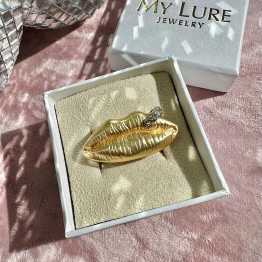 Кольцо Губы с пирсингом