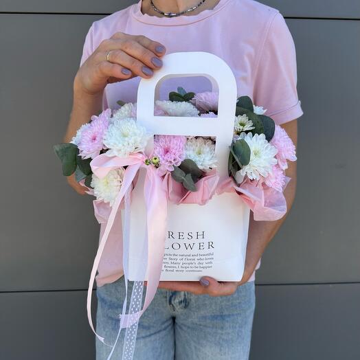 Нежные кустовые хризантемы в сумочке