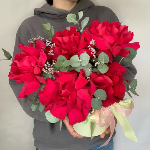 Коробка с яркой французской розой, лимониумом и эвкалиптом