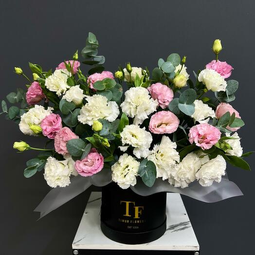 Микс Лизиантусов (Эустома) с эвкалиптом в тубусе