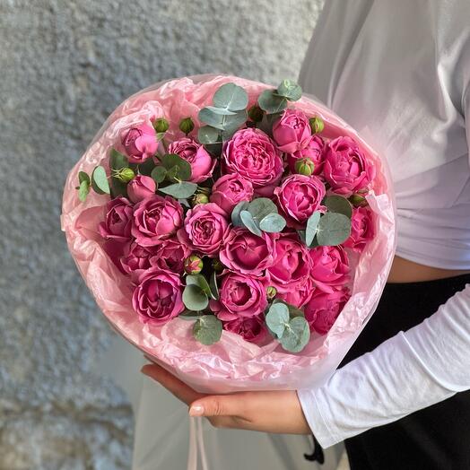 Моно из 5 кустовых пионовидных роз с эвкалиптом💛