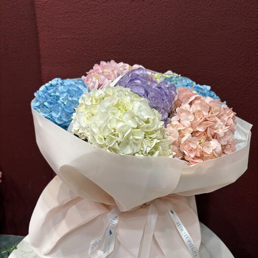 Пышный моно-букет гортензий