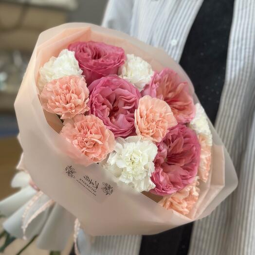 Стильный букет из пионовидной розы и диантусов