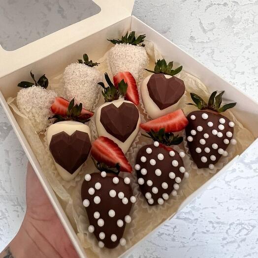 Клубника с шоколадными Сердцами ️
