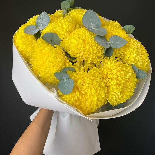 Хризантема желтая с эвкалиптом