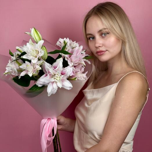 Нежный букет из 3 лилий в упаковке