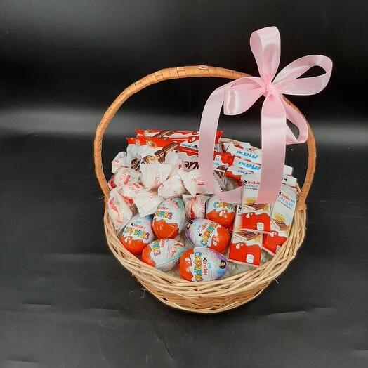 Корзиночка с сладким набором из киндеров