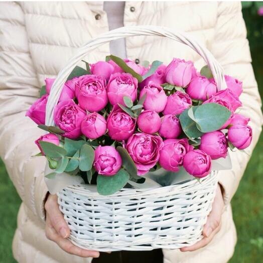 Корзина с пионовидными розами Мисти бабблс