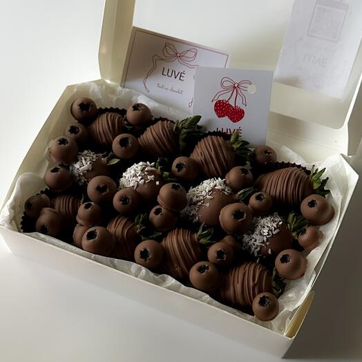 Strawberries and blueberries in premium chocolate, 12 pcs