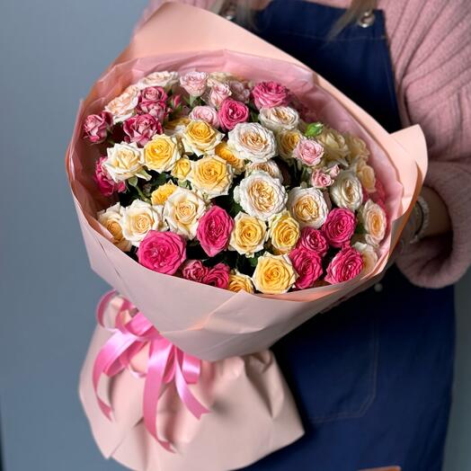 Mono bouquet of 17 bush roses