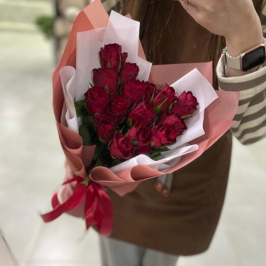 Букет комплимент - из классических красных роз в стильном оформлении