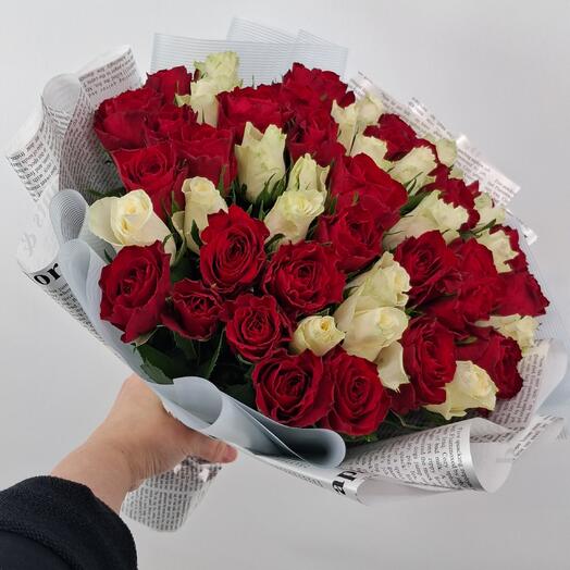 Букет из 51 красной и белой розы