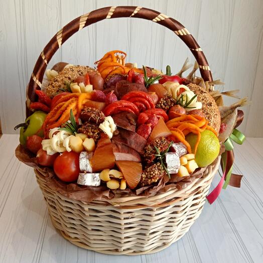 Подарочная корзина с мясными закусками