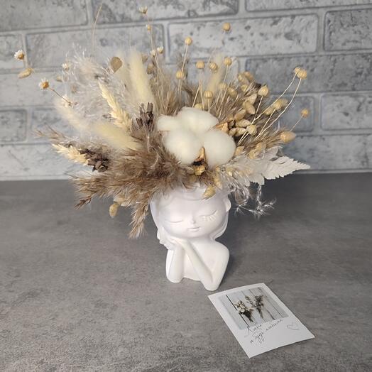 Композиция из сухоцветов в гипсовом кашпо "Девочка"