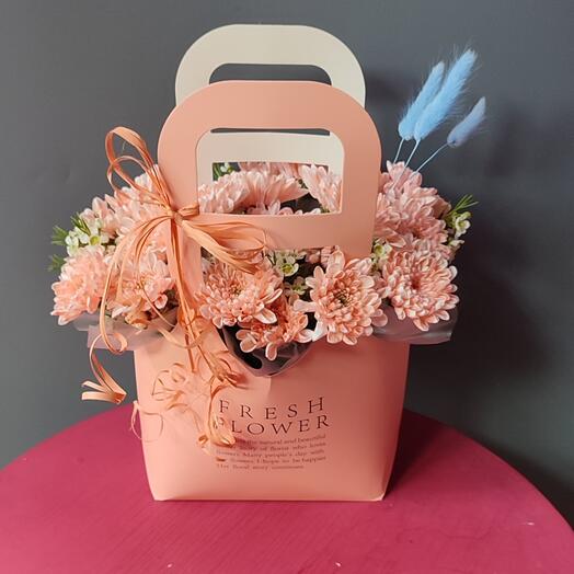Персиковая сумочка с хризантемами
