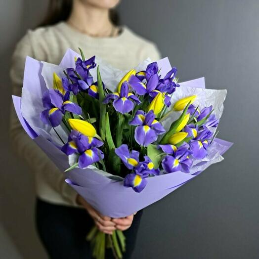Яркий микс из ирисов и тюльпанов для мамы