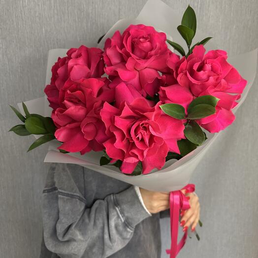 Букет из 5 французских малиновых роз с рускусом