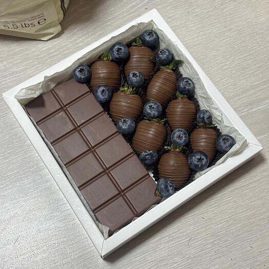 Плитка дубайского шоколада и клубника в шоколаде с голубикой