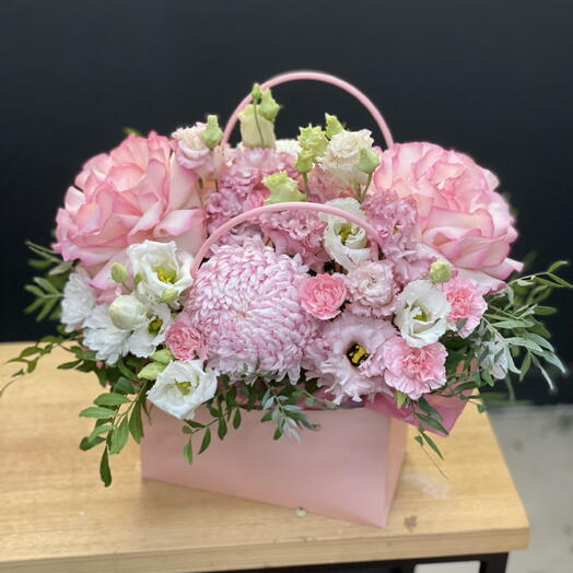 Французские розы , хризантемы и эустома в сумке с лентами