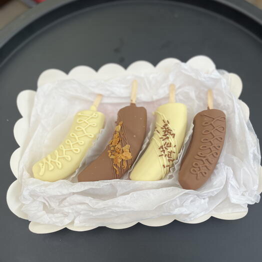 Банан в белом и молочном шоколаде Callebaut