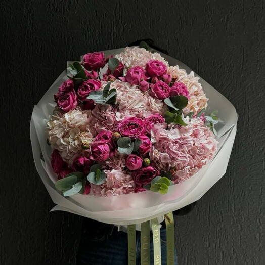 Ягодный бархат / Авторский букет с гортензиями и кустовыми малиновыми розами