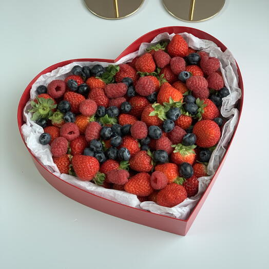 Подарочный набор сердце из свежих ягод | малина, клубника, голубика