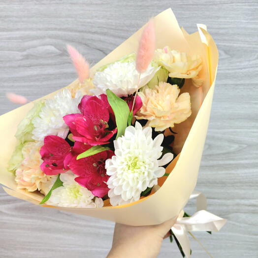 Букет комплимент из белых роз, альстромерий и хризантемы