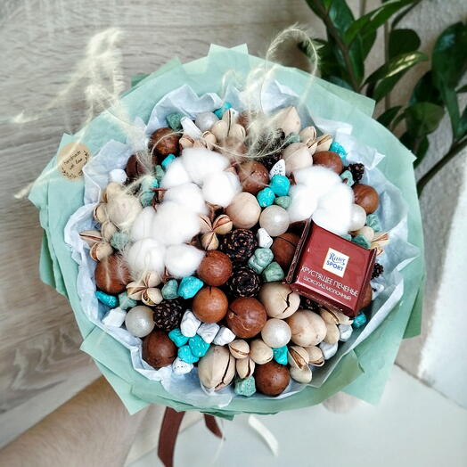 Вкусный букет из орехов с хлопком, шоколадными камушками, ковылём и Ritter mini (S)