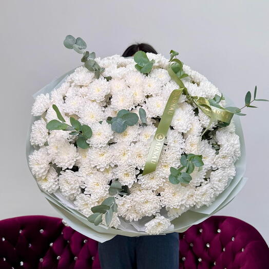 Воздушный букет из кустовых хризантем