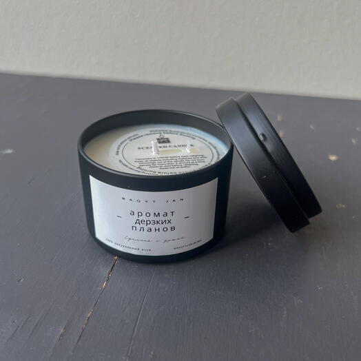 Свеча в жестяной банке