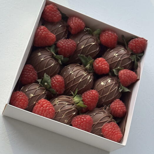 Набор из клубники в шоколаде 9 шт с малиной 😍