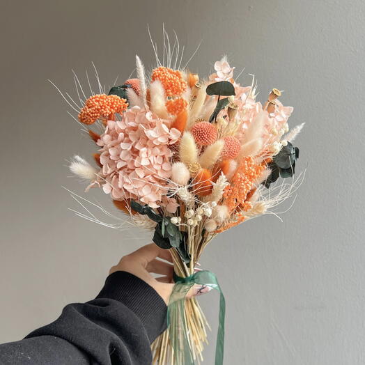 Яркий букет с гортензией и льном