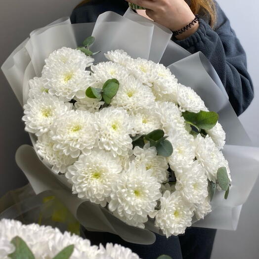 Букет из белоснежных хризантем и эвкалипта