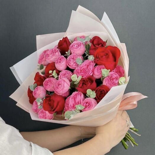 Букет из красных и розовых роз с эвкалиптом 🥰