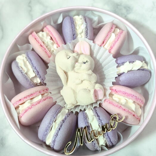 Набор макарон с шоколадной фигуркой "Маме"