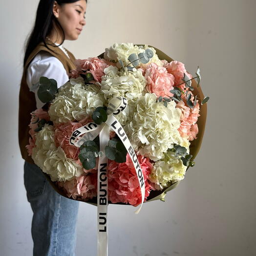 Букет из 13 гортензии