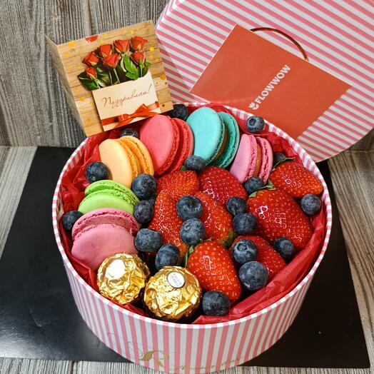 Клубника и макаронс🍓