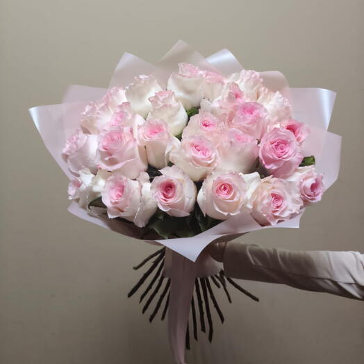 Монобукет из одноголовой бело-розовой розы (25)