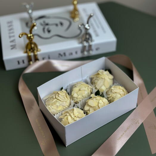 Клубника в шоколаде с миндальными хлопьями