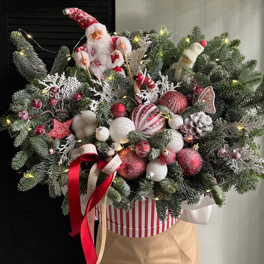 Новогодняя композиция из натурального лапника