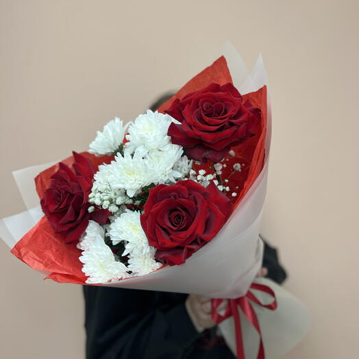 Яркий букет из роз, хризантемы и гипсофил