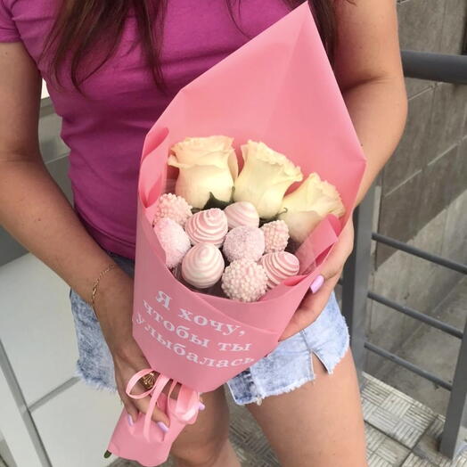 Букет с наклейкой ️ Клубника в шоколаде и розы ️