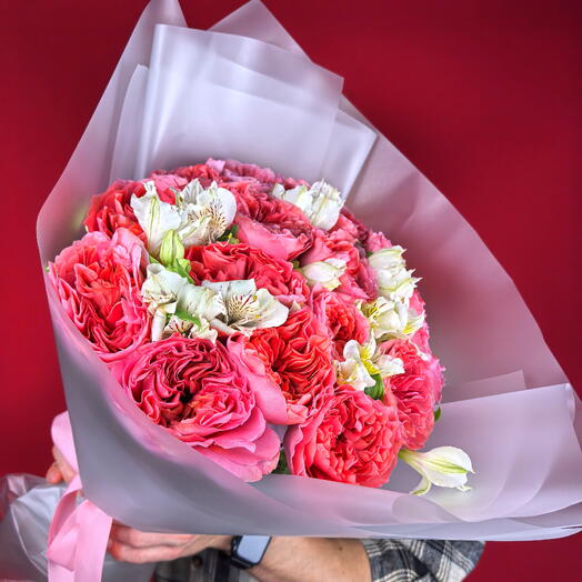Букет розовая Пионовидная Роза Pink Expression 15 шт и белая альстромерия
