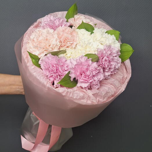Букет из диантусов и рускуса