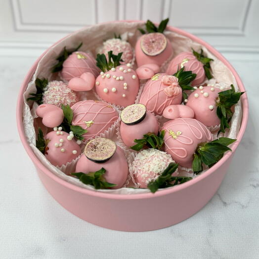 Клубника в розовом шоколаде