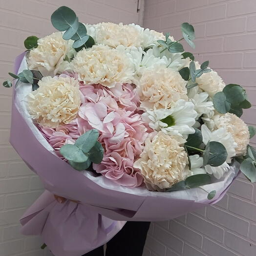 Букет из гортензиии, кустовой хризантемы, диантуса