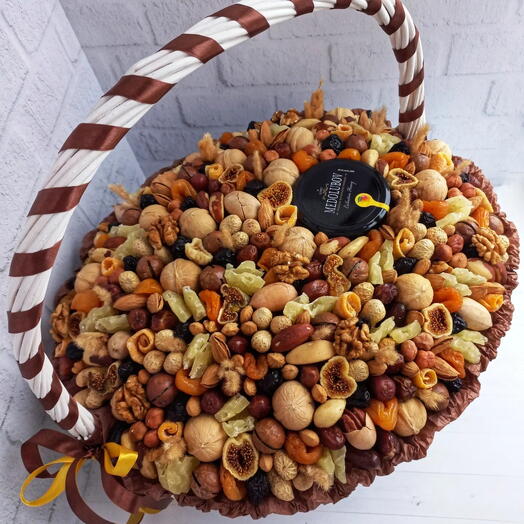 Премиальная корзина с сухофруктами и орехами