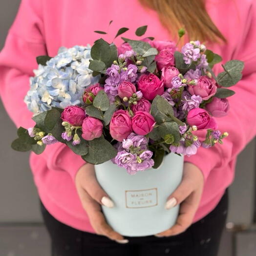 BOUQUET 050. Коробка  дофаминоаая с гортензией кустовой маттиолой и кустовыми пионовидными розами