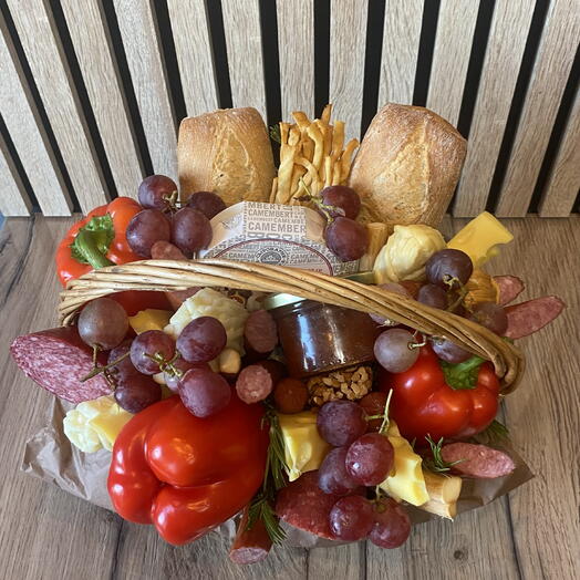 Мясная корзина с красной икрой